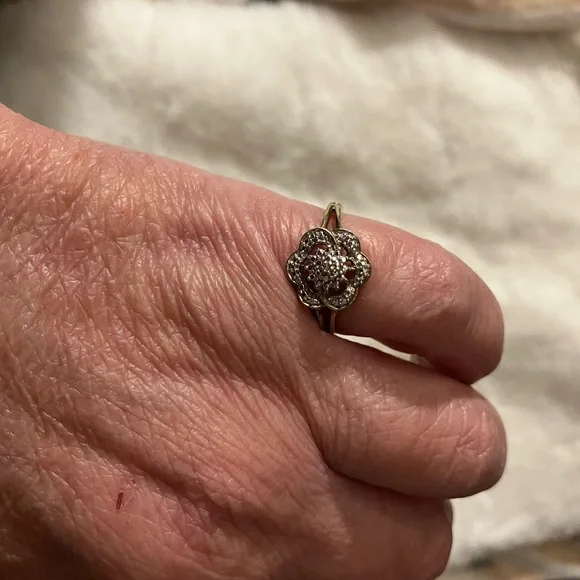 Diamond Flower Ring - Picture 11 of 11